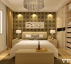 卧室整体色调和客厅相呼应，大气舒适。
