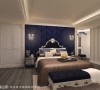 优雅的蓝色铺陈卧房的高贵内敛气息，壁灯、罗马柱、华丽样式的床头板、口字框的收纳门扇，平衡法式浪满与奢华两种氛围