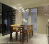 充分运用梁下空间增加餐厨区的收纳机能，并以玻璃拉门及镜面材质呼应客厅元素，再次使空间视觉感延伸放大。