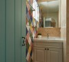 客用卫浴的视觉表现上，以缤纷多彩的砖面拼贴手法，赋予活泼趣味的空间表情。