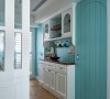 蓝、白色系的色调搭配延续至厨房区域，维持整体一致的设计风格。