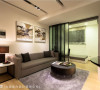 玻璃拉门阖上即能带来隐密性，开启时让客厅与起居室合而为一，使得光线得以在空间内流通。