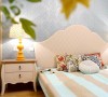 卧室里面除了让人安静的蓝色加了一些明亮的黄色进来，增加灵动性。床的布艺软包也让靠着看书的时候更加的舒适。