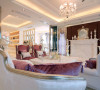 客厅的装修设计：白色为主色调，紫红色的沙发作为点缀色，让整个空间看起来色彩饱满。