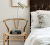 床边以一把实木椅代替了床头柜，功能至上，睡前阅读同样能满足。