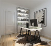 书房的设计以黑白两色为主，书柜与书桌都为白色，使整个空间显得十分干净，挂画使整个空间具有活力。