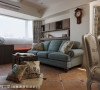 柔软的布沙发搭配花布窗帘与抱枕，展现迷人的细腻质感，也给予居住者最深层的温暖。