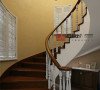 楼梯玄关的小摆饰丰富了整个空间的视觉。