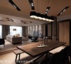 沉稳的实木桌椅搭配柔和光氛的营造，为餐厅带来安定气息，也使空间主题更加明确。
