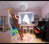儿童房采用鲜艳的颜色烘托出儿童甜美的童真，配合小碎花壁纸，粉红色整体感觉温馨大方。