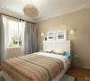 主卧室没有过于复杂的造型，顶面两圈石膏线做装饰，通贴暖色壁纸。
