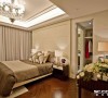 另外两间睡房则以米白色为基调，浅咖色地毯配衬米白色扪皮背景墙和花纹扪布墙身。