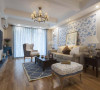 客厅氛围或妩媚、或浪漫、或知性，都会让你的心灵开始平静，浪漫雅致的蓝米配的家居装修设计，显得那么的纯净明媚。
