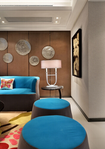 现代 四居 80后 小资 客厅图片来自武汉实创装饰在纯水岸东湖现代最美样板房的分享