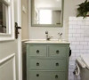 清新雅致的卫浴区，直入眼帘的便是这黑白纯净的马赛克，浅绿色柜子又让这里 多了一抹绿的芳香。