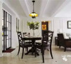 深棕色的十字餐椅与厨房黑色格子移门有了形态上的互动，舒适讨巧。