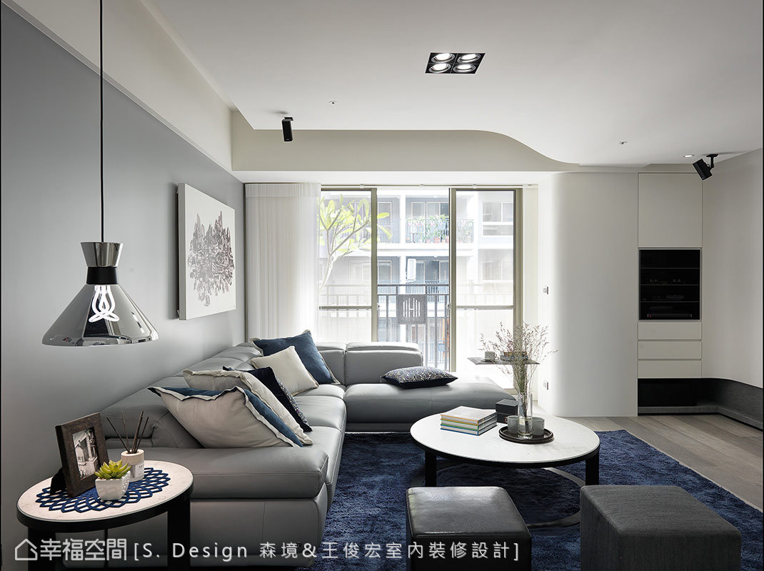 简约 现代 黑白 三居 小资 80后 收纳 客厅图片来自幸福空间在200平清新宜人的黑白现代时尚的分享