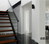 钢架楼梯，玻璃扶手，使空间更加通透。