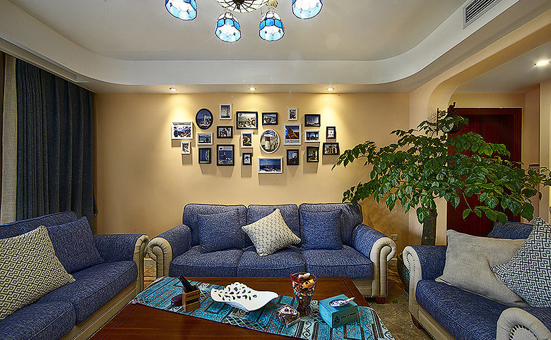 客厅图片来自家装大管家在爱上浪漫自由 123平地中海3居室的分享