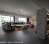 庄昱宸设计师以双向墙的方式，划分场域并丰富使用机能；一面作为玄关的端景，另一面则作为客厅的电视主墙。