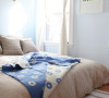 直接把床褥铺到地上，节省了一大笔床架的购置费用，用麻色的纯棉被罩搭配淡蓝色的墙壁油漆，让女性寝室多了知性美的感觉。透亮的白色窗帘布，给人通透感，清新自然的柔和感油然而生。