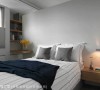 男主卧房以大地的温暖色调，并采线条简洁方式呈现，让休憩与起居的空间纯粹干净。