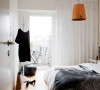 这间明亮宽敞的住宅位于瑞典的马尔默，室内有着充足的光线，彩色艺术品与灯饰更是给室内空间增添了趣味与艺术感。这样清爽简洁的北欧风格，令人眼前一亮，雅致又美好。