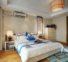 明快温馨的卧室设计理念：卧室温馨的色调搭配鲜明的蓝色对比强烈，效果出彩。亮点：地毯和床上用品虽然带有中式元素，但充满了现代感。