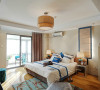 明快温馨的卧室设计理念：卧室温馨的色调搭配鲜明的蓝色对比强烈，效果出彩。亮点：地毯和床上用品虽然带有中式元素，但充满了现代感。