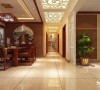 用白色雕花花格把整个走廊加以点缀,这个传统的花格造型将走廊和可餐厅进行一个诠释的划分,走廊尽头的孔雀图把平步青云很好的展现