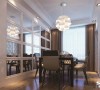 ：本案的餐厅设计亮点便是银镜，以及吊顶。与客厅的设计合二为一，相互呼应。还运用两幅现代挂画，更符合现代人的审美品位。