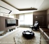 电视主墙以温润木质搭配冷冽石材，调和空间中的冷暖调性。