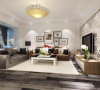 客厅：宽大的沙发，白色壁纸背景墙，简单直接，宁静，舒适。