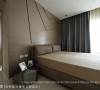 主卧室以大地色系铺陈场域调性，床头背墙的线条造型，与本案的设计主题相互呼应。