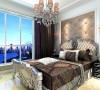 暖黄色的软质背景墙面加上富有质感古典的一张床，让人在新式古典的文化气氛中步入美梦中。