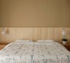 呼应本案的设计主题，主卧室以大地色系及木质元素营造温暖、舒适的休憩空间。