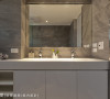 洗手台以人造石打造，且一体成形的方式设计，结合镜面的安排，让空间更显宽敞、干净的视觉效果。
