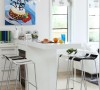 一层西厨：还是配以白色，橱柜，吧台，墙面，吧椅是黑白琴键的样式，让空间色彩上有了变化。