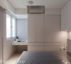 简单的卧室空间里，透过灯光配置与户外光源的引入，营造一处静谧的休憩空间。