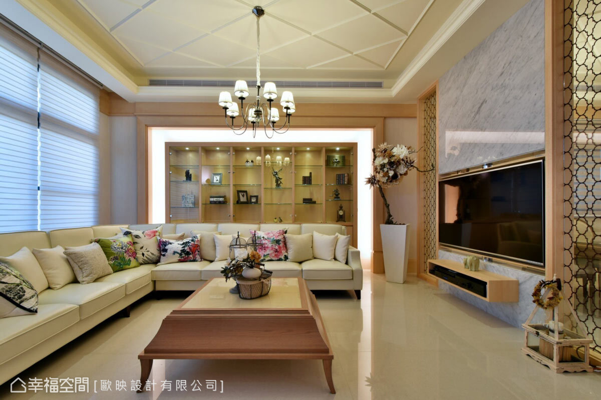 客厅图片来自幸福空间在800平乡村风杏林寓所的分享