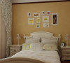 设计说明：床背景墙配以姜黄色的墙漆，以及不规则照片的摆放，让空间看起来更加舒适，再加上乳白色的床及柜子，整个房间都变得十分温馨。