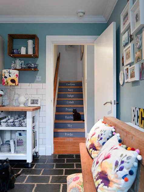 混搭 楼梯图片来自四川岚庭装饰工程有限公司在大气张扬蓝色巴黎风情公寓的分享