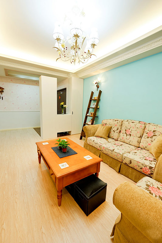 客厅图片来自四川岚庭装饰工程有限公司在小清新 116平缤纷乡村质感窝的分享