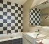 卫生间——黑白格的墙砖，增加了卫生间的空间感。