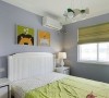 儿童房——窗帘与床品以绿色为主，再以两幅动漫画做点缀，整个卧室都显得非常活泼，有童趣。