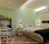 添入一抹柔和粉绿，并订制间接照明的天花板层次，诠释简约舒适的卧房风情。