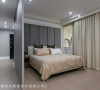 轻浅温暖的空间色调，搭配绷布的床头主墙，呈现舒适的睡眠神情。