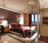 主卧室皮革裱布的壁面突显欧式新古典的雅痞风格