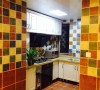 厨房用不同色彩穿插的墙砖将客厅与其分割开来，设计师很机智的利用到这一点，而且将美式风格的随意、自然、粗狂如隐若现的勾勒出来。加上色彩上的搭配，有相近与田园风格的感觉，真是一举两得。