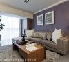 气质独具的家具选搭，在特调紫灰色沙发背墙妆点下，画龙点睛带出优雅时尚的饭店风格。